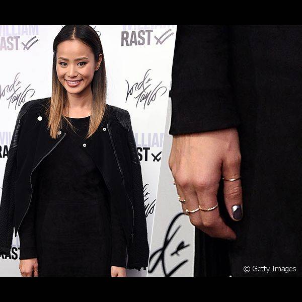 Jamie Chung escolheu uma nail art em formato de francesinha invertida para ir a festa de uma loja de roupas - a atriz usou preto tanto nas roupas como nas unhas
